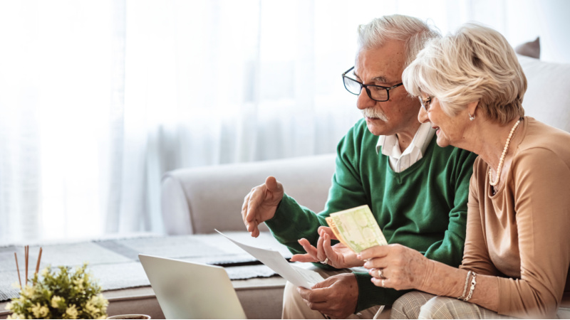 Anziani davanti a un documento